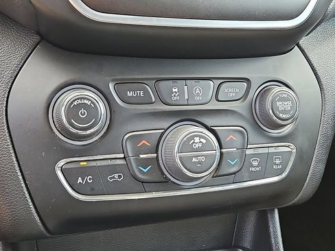 Used 2022 Jeep Cherokee Trailhawk w/ Comfort/Convenience Group AWD/4WD image 16