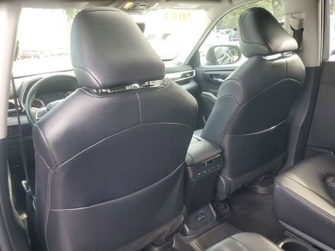 Used 2023 Toyota Highlander LE image 12
