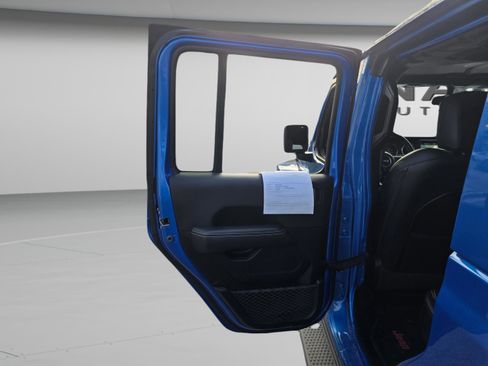 Used 2020 Jeep Gladiator Overland image 22