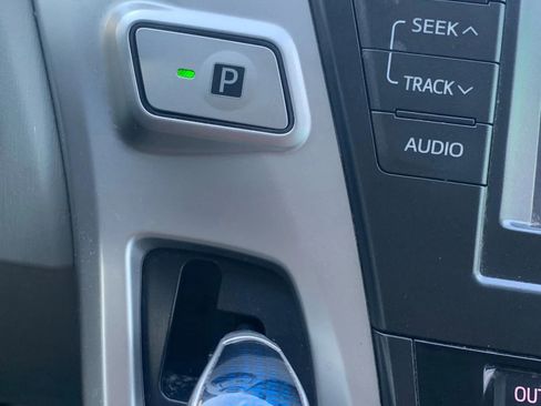 Used 2014 Toyota Prius V Five image 25