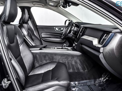 Used 2025 Volvo XC60 B5 Plus image 25