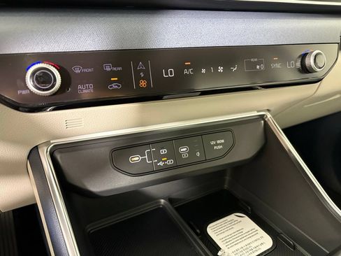 New 2026 Kia Carnival EX FWD image 32