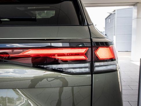 New 2026 Volkswagen Tiguan SE R-Line FWD image 17
