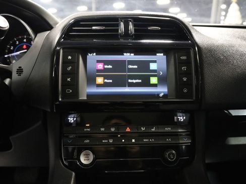 Used 2017 Jaguar F-PACE Premium image 38