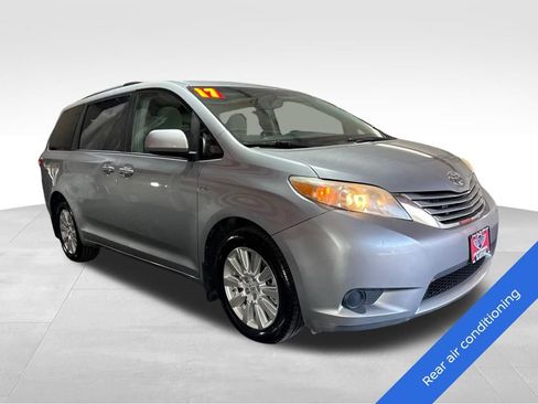 Used 2017 Toyota Sienna LE AWD/4WD image 3