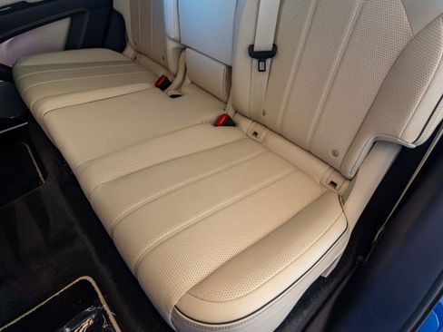 Used 2022 Bentley Bentayga AWD/4WD image 25