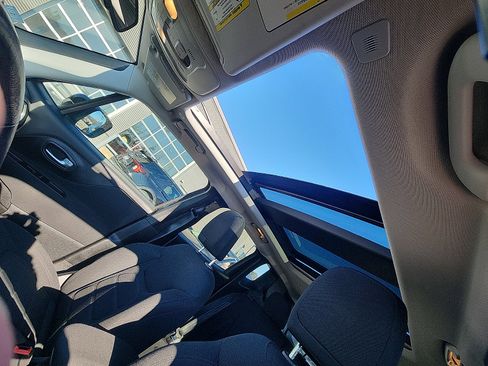 Used 2019 Jeep Renegade Latitude w/ Cold Weather Group image 21