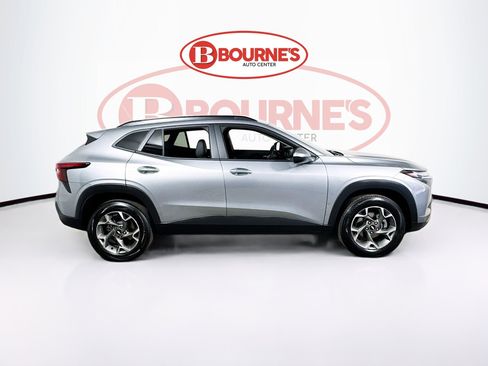 Used 2025 Chevrolet Trax LT w/ LT Convenience Package image 11