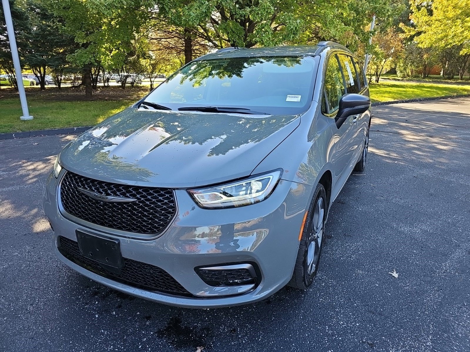 Used 2023 Chrysler Pacifica Touring-L w/ Road Tripper Package AWD/4WD image 2