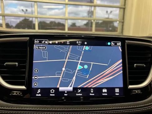 Used 2024 Chrysler Pacifica Limited FWD image 25
