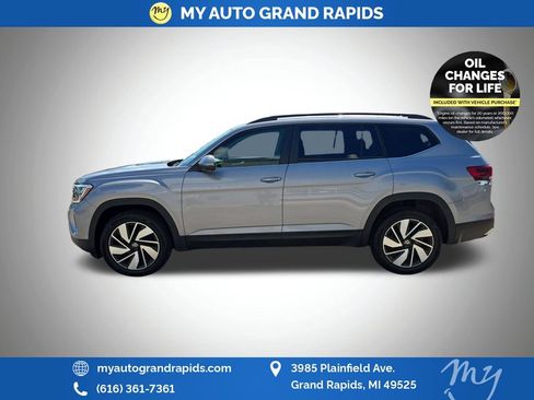Used 2025 Volkswagen Atlas SE AWD/4WD image 4