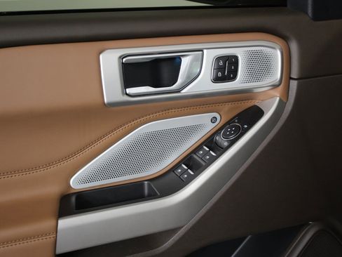 Used 2023 Ford Explorer King Ranch w/ Technology Package image 24