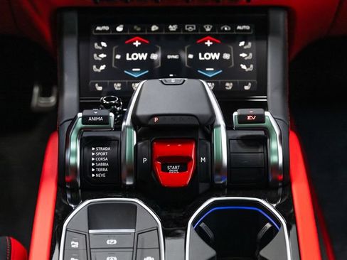 Used 2025 Lamborghini Urus SE AWD/4WD image 29