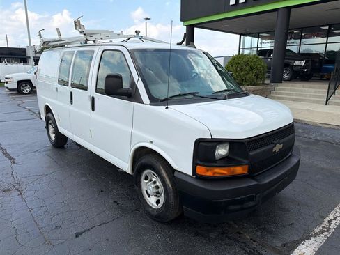 Used 2017 Chevrolet Express 2500 RWD image 2