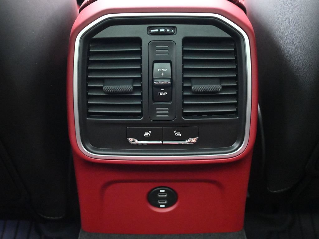 Certified 2026 Porsche Macan AWD/4WD image 8