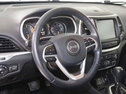 Used 2018 Jeep Cherokee Latitude Plus w/ Cold Weather Group image 6