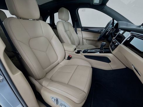 Certified 2025 Porsche Macan image 31
