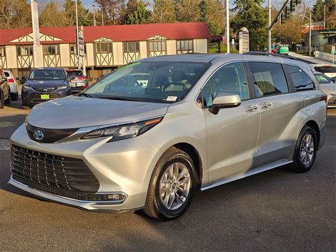 Certified 2024 Toyota Sienna XLE image 3