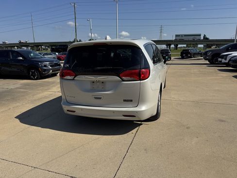 Used 2017 Chrysler Pacifica Touring image 20