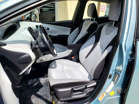 Used 2017 Toyota Prius Three w/ Carpet Mat Package FWD image 4