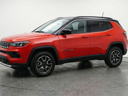 Used 2025 Jeep Compass Trailhawk image 3