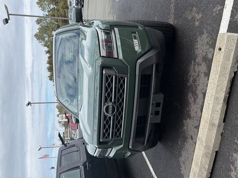 Used 2022 Nissan Frontier SV w/ SV Premium Package image 2