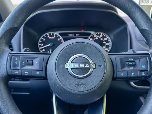 Used 2023 Nissan Rogue SV image 31