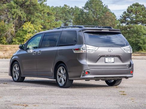 Used 2018 Toyota Sienna SE image 8