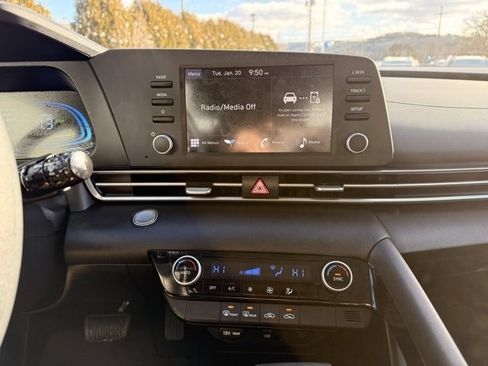 Used 2025 Hyundai Elantra Blue image 23