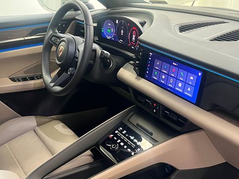 Certified 2025 Porsche Macan Electric image 29