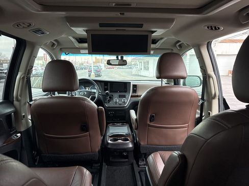 Used 2017 Toyota Sienna Limited image 29