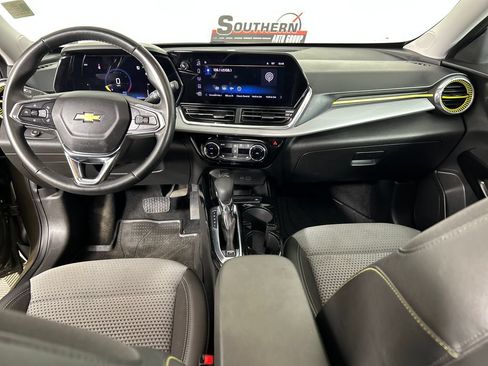 Used 2024 Chevrolet Trax LT w/ Sunroof Package FWD image 18