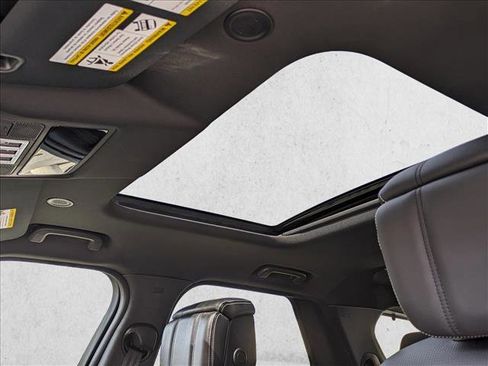 Used 2024 Land Rover Discovery Dynamic SE image 15