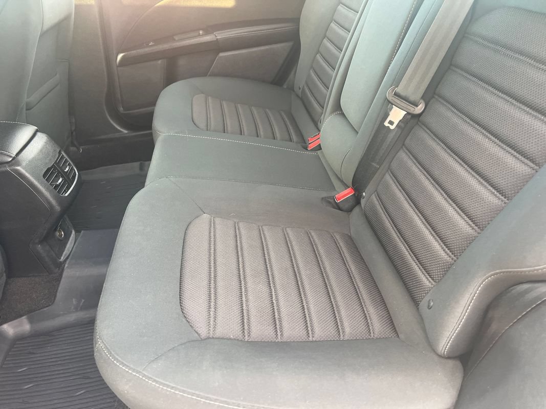 Used 2019 Ford Fusion SE FWD image 12