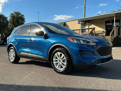 Used 2022 Ford Escape SE image 3