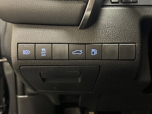 Used 2018 Toyota Camry L image 16