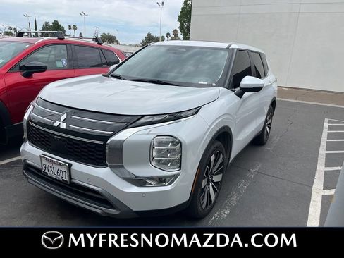Used 2025 Mitsubishi Outlander SE FWD image 3