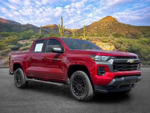 Used 2023 Chevrolet Colorado LT w/ LT Convenience Package II AWD/4WD image 2