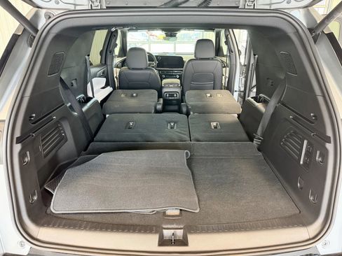 Used 2025 Chevrolet Traverse High Country w/ LPO, Cargo Package AWD/4WD image 18