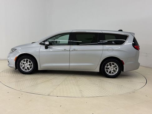 Used 2023 Chrysler Pacifica Touring-L FWD image 2