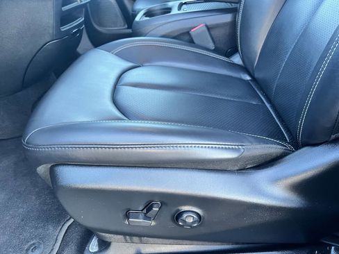 Used 2023 Chrysler Pacifica Touring-L w/ S Appearance Package image 21