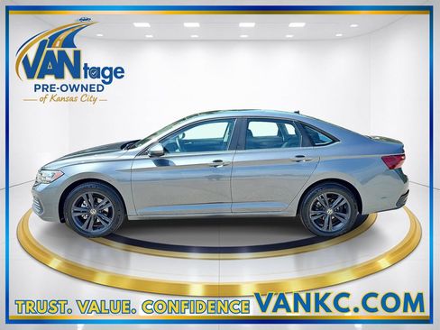 Used 2024 Volkswagen Jetta SE FWD image 10