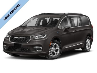 Used 2022 Chrysler Pacifica Touring-L w/ Uconnect Theater Family Group