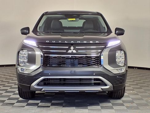 Used 2025 Mitsubishi Outlander SE image 2