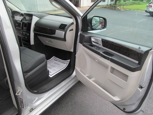 Used 2010 Dodge Grand Caravan SXT FWD image 17