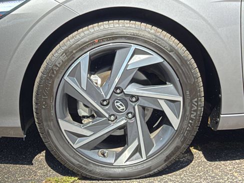 Used 2025 Hyundai Elantra Limited FWD image 31