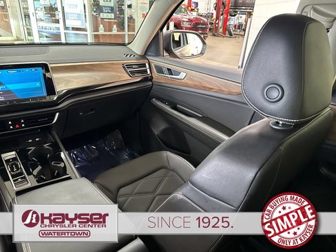 Used 2025 Volkswagen Atlas SE AWD/4WD image 13