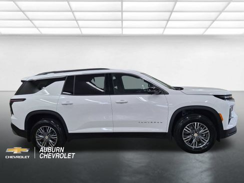 Used 2025 Chevrolet Traverse LT w/ Driver Confidence Package FWD image 2