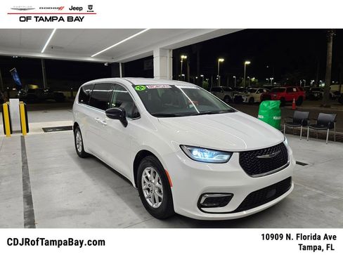 Used 2024 Chrysler Pacifica Touring-L image 1