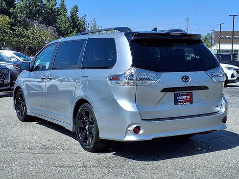 Used 2020 Toyota Sienna SE w/ SE Preferred Package FWD image 3